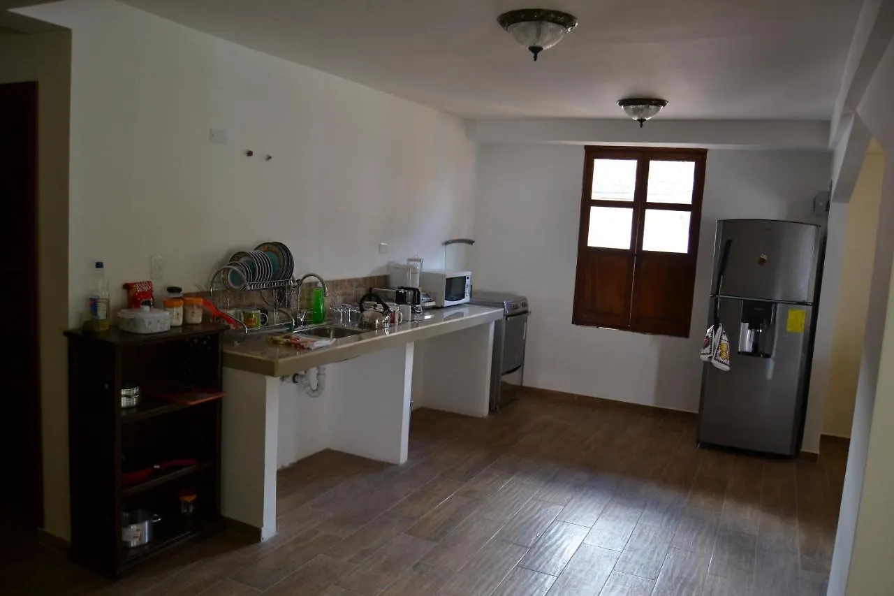 Green Apple Hostel キト ゲストハウス