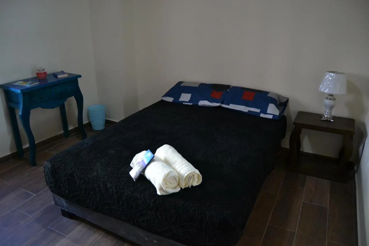 ゲストハウス Green Apple Hostel キト